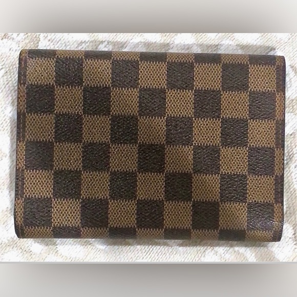 LOUIS VUITTON
Damier Ebene Alexandra Wallet - Picture 3 of 17